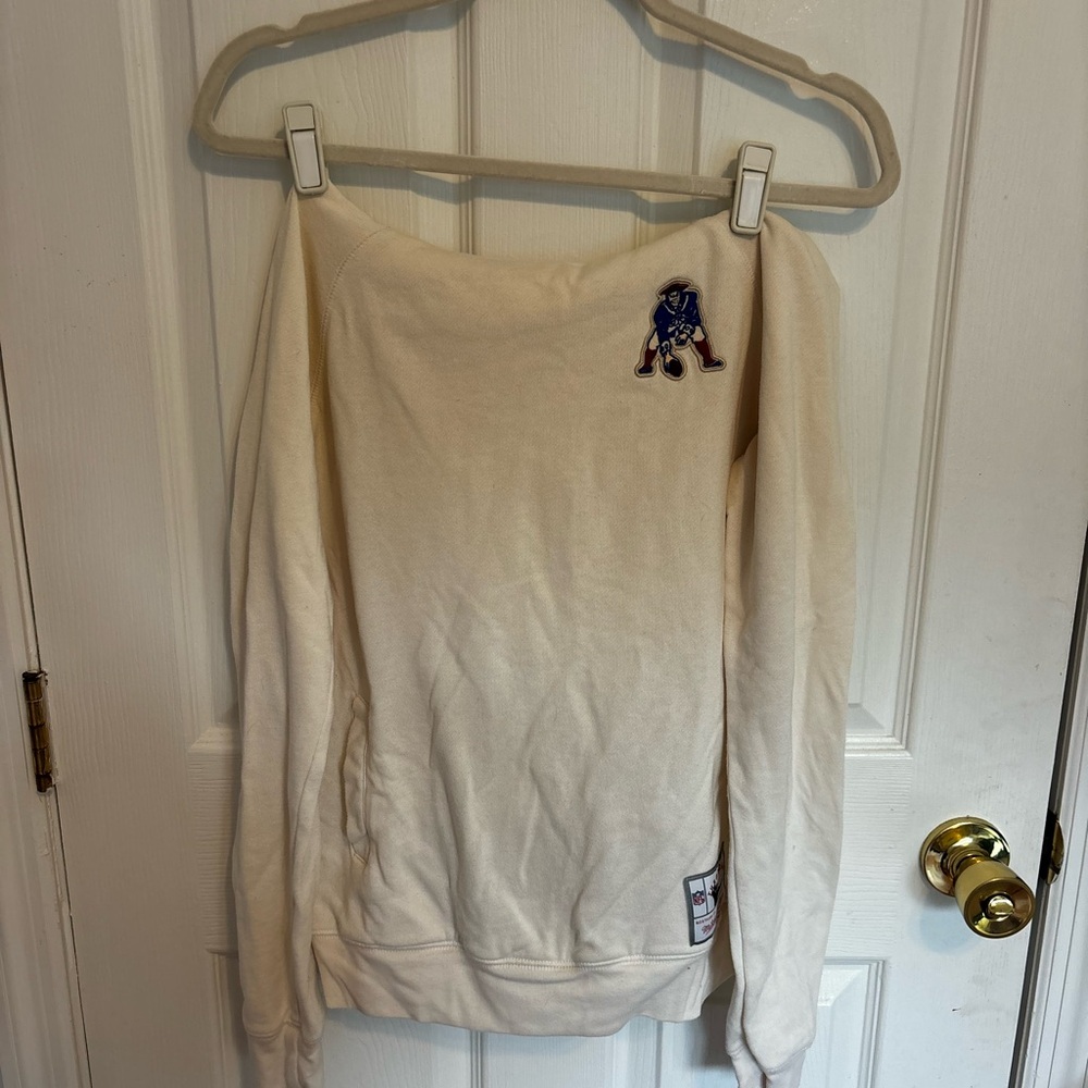 PATRIOTS THROWBACK LOGO Mitchell & Ness Cream Hoodie Women’s